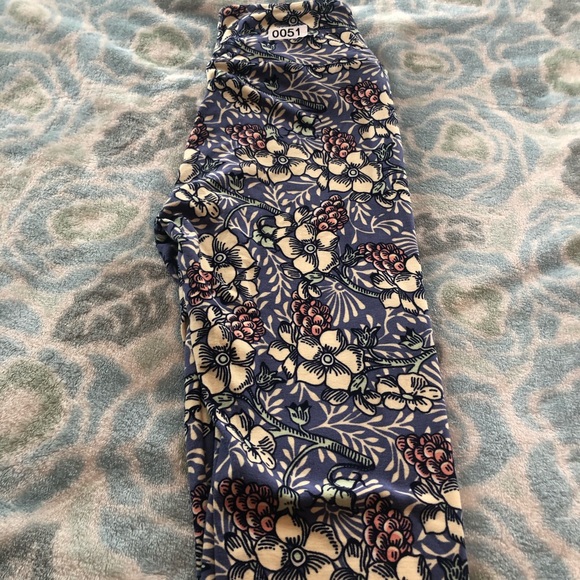 NEW LuLaRoe leggings. Super soft. OS ๐๐ฒ๐๐ฒ - Picture 4 of 4